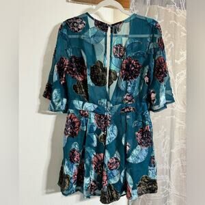 En Crème Floral Romper Plunge Neckline Keyhole Back